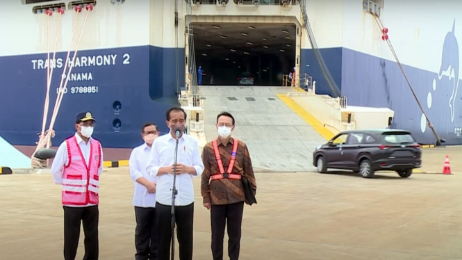 Presiden Jokowi meninjau ekspor mobil di Pelabuhan Patimban.