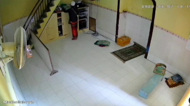 Viral Pria Mencuri Uang Kotak Amal, Terekam CCTV!  