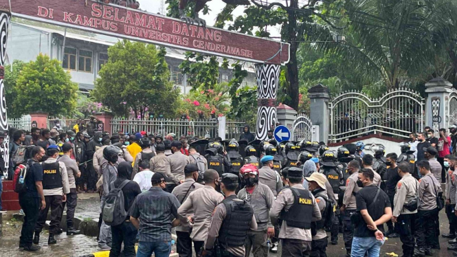Polisi Polres Jayapura Kota mengamankan demo di Kampus Uncen.