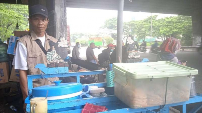 Bangun Wahyudi, penjual es dawet yang viral mendukung Jokowi tiga periode