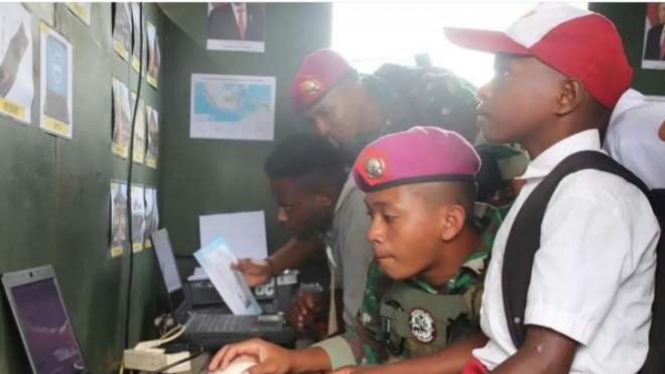 VIVA Militer: Prajurit Marinir ajari anak pedalaman Papua operasikan laptop