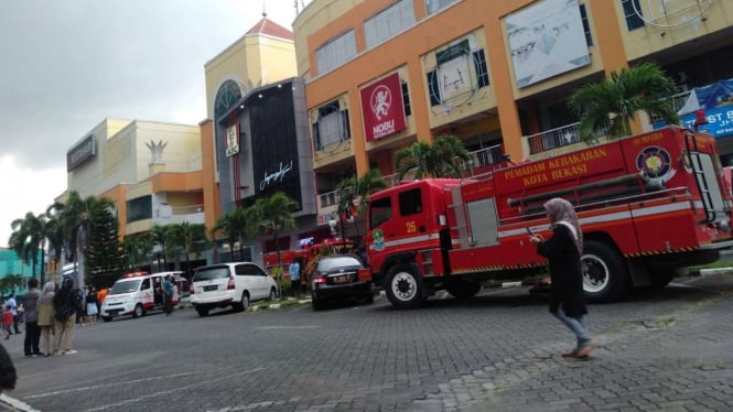 Kebakaran melanda pusat perbelanjaan Grand Mall, Kota Bekasi.