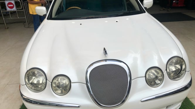 Mobil sedan Jaguar diubah jadi akuarium.
