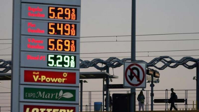 Papan daftar harga bahan bakar minyak di California, AS