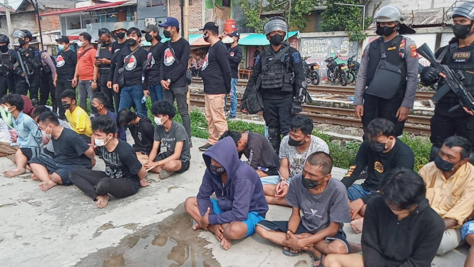 Polisi mengamankan sejumlah warga Kampung Bahari. 