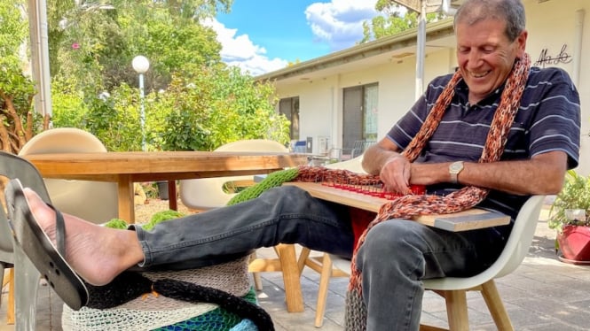 Pria Australia berusia 73 tahun, Peter Haines menghabiskan hampir 10 jam per hari merajut syal untuk memecahkan rekor dunia. (Supplied: PichungaÂ )