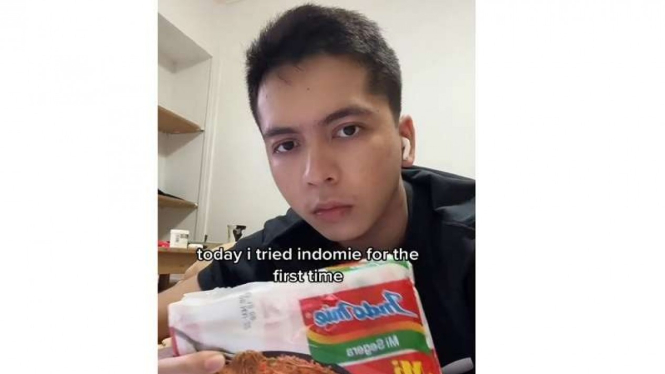 Pria Singapura salah menyajikan mie goreng instan Indonesia