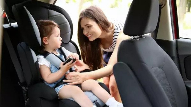 Ilustrasi orang tua dan anak di mobil
