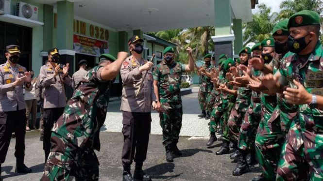 Kapolda Riau Irjen Mohammad Iqbal melakukan safari ke markas TNI di Dumai