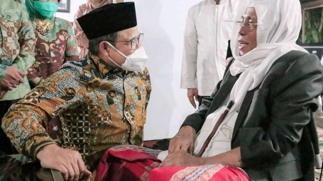 Ketum PKB  Muhaimin Iskandar alias Cak Imin (kiri) saat bersama KH Nurul Huda Djazuli di Kediri, Jatim.
