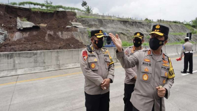 Kapolda Jatim Irjen Nico Afinta meninjau lokasi longsor di Tol Pandaan-Malang