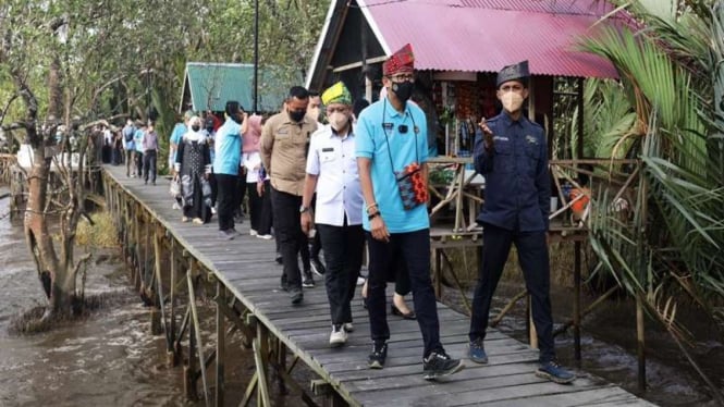 Menparekraf Sandiaga Uno mengunjungi Desa Wisata Sungai Kupah di Kalbar