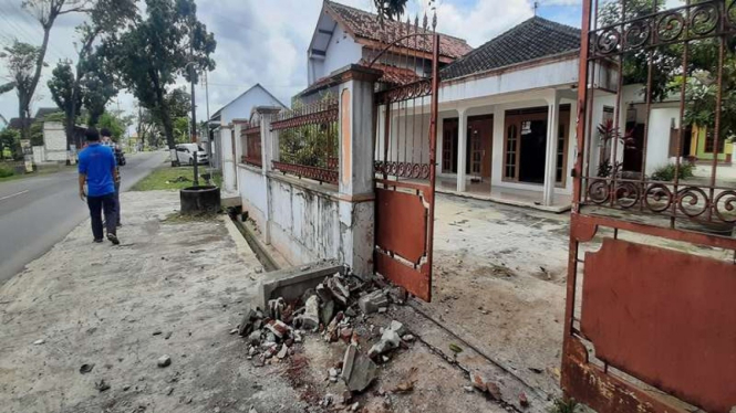 Penampakan pagar rumah warga yang ditabrak terduga teroris Sukoharjo