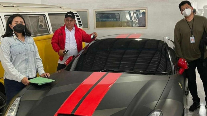 Mobil Ferrari milik Indra Kenz yang disita Bareskrim Polri.