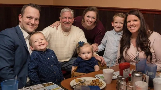 Keluarga  David Bennett, 57, yang menerima jantung babi pada Januari lalu