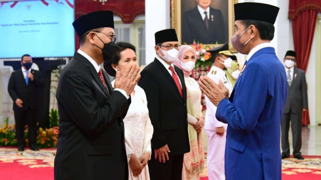 El presidente Jokowi y el director de IKN Bambang Susantono después de la inauguración