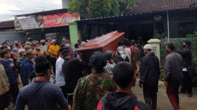 Jenazah dokter yang menjadi terduga teroris tiba di rumah duka.