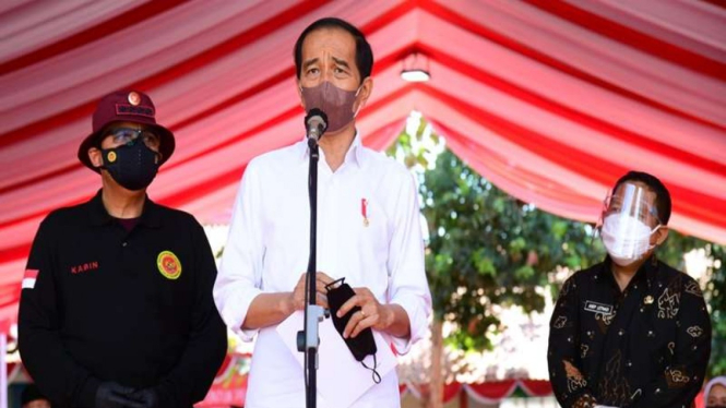 Presiden Joko Widodo atau Jokowi (tengah)