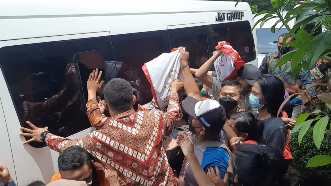 Warga berebut paket sembako dari Presiden Jokowi.