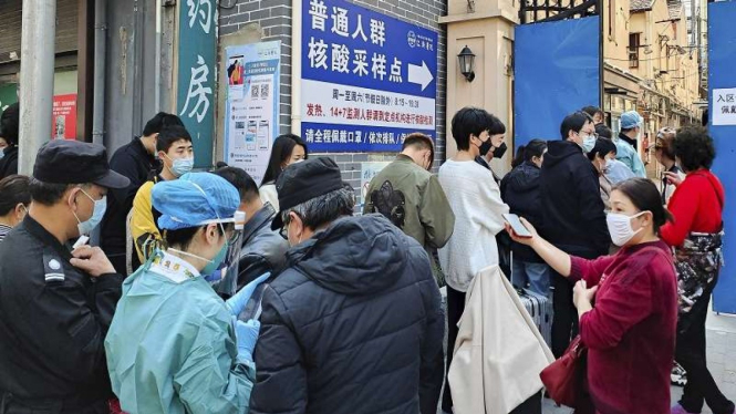 Warga mengantre untuk tes virus corona di luar rumah sakit di Shanghai, China