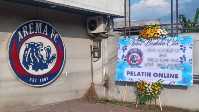 Kantor Arema FC dikirimi karangan bunga