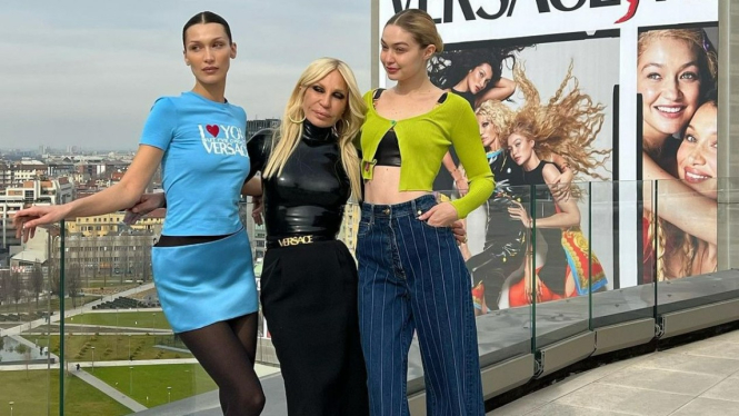 Bella dan Gigi Hadid bersama Donatella Versace.