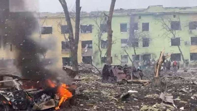 Mobil dan bangunan rumah sakit hancur akibat serangan udara di Mariupol, Ukraina