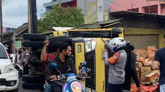 Truk dengan muatan minyak goreng terguling di Tangerang