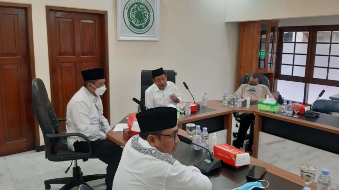 Ketua MUI Jawa Timur M Hasan Mutawakkil Alallah berbincang bersama sejumlah pengurusnya di kantornya di Surabaya Minggu, 13 Maret 2022.