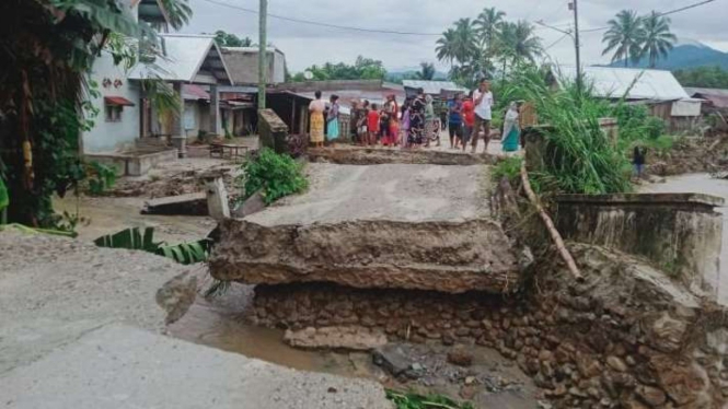 Jembatan di Desa Sintuwu, Kecamatan Palolo, Kabupaten Sigi, Sulawesi Tengah, putus terdampak banjir dan longsor pada Sabtu malam, 12 Maret 2022.