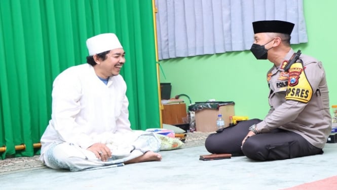 Kapolres Situbondo AKBP Andi Sinjaya bersama KHR Muhammad Kholil As’ad Syamsul 