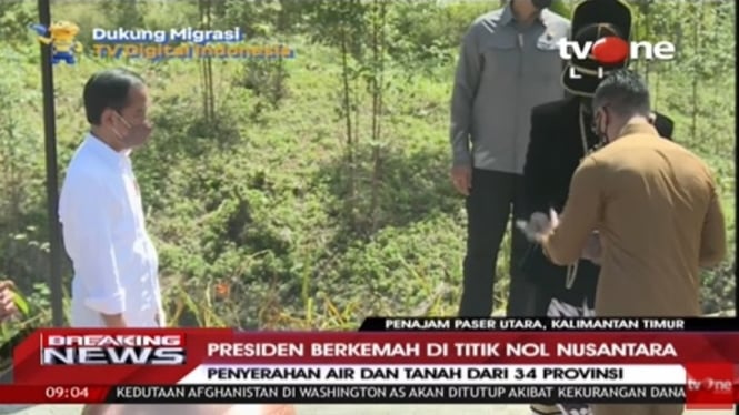 Presiden Jokowi melakukan prosesi penyatuan tanah dan air Nusantara di IKN Kabupaten Penajam Paser Utara, Provinsi Kalimantan Timur, pada Senin, 14 Maret 2022.