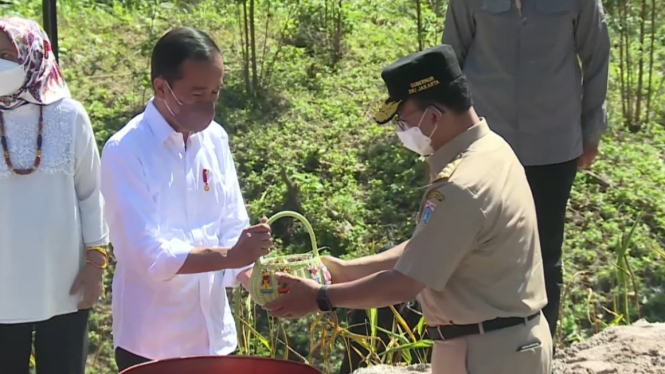 Anies Serahkan Tanah dari Kampung Akuarium ke Presiden Jokowi di Titik Nol IKN 