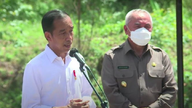Presiden Jokowi usai prosesi penyatuan tanah dan air di IKN Nusantara