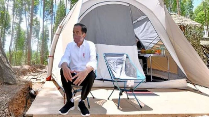 Presiden Jokowi sedang di depan tenda kemah di kawasan IKN Nusantara