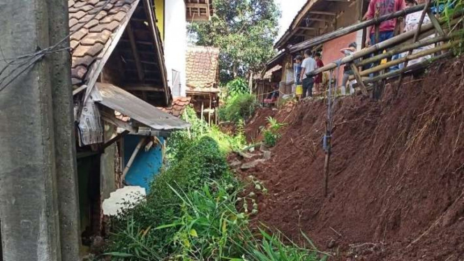 Sejumlah rumah rusak akibat tertimpa longsor di Kecamatan Nagreg, Kabupaten Bandung, Jawa Barat, Senin, 14 Maret 2022.