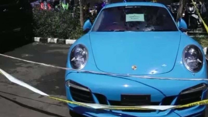 Mobil Porsche milik tersangka Doni Salmanan yang disita penyidik Bareskrim