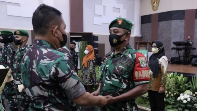 VIVA Militer: KSAD Jenderal TNI Dudung berikan penghargaan ke Pelda Jaelani 