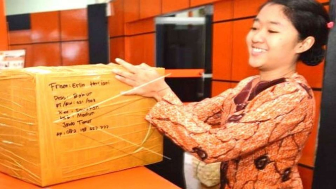 Ilustrasi petugas PT Pos Indonesia menerima paket barang dari konsumen untuk dikirimkan melalui perusahaan jasa pengiriman itu.