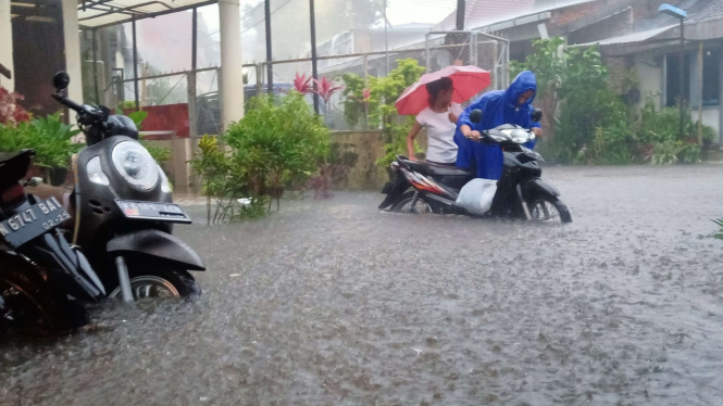 Pengunjung Kafe di Kota Malang Menyelamatkan Motor dari Banjir