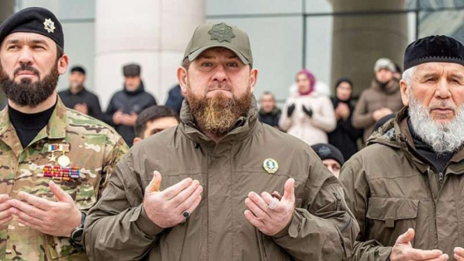 VIVA Militer: Tokoh militer Republik Chechnya, Ramzan Kadyrov (tengah)