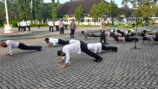 Anggota Polres Lombok Tengah yang berjanggut dihukum push-up