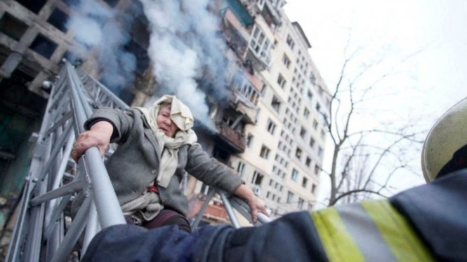 Seorang ibu di Kyiv, ibu kota Ukraina, diselamatkan karena apartemennya digempur. BBC Indonesia