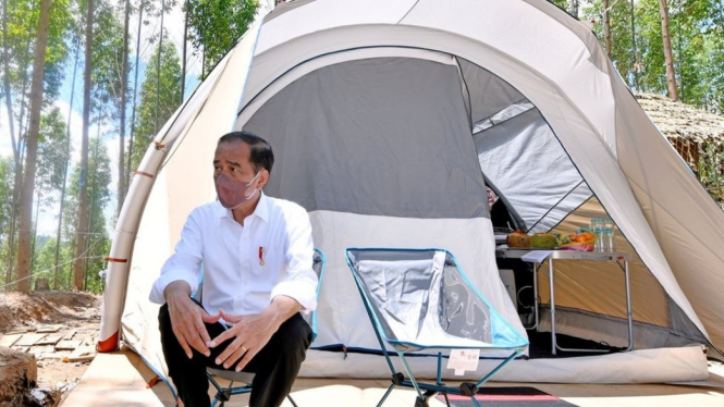 Presiden Joko Widodo duduk di depan tenda usai memimpin seremoni ritual Kendi Nusantara di titik nol Ibu Kota Negara (IKN) Nusantara di Kecamatan Sepaku, Penajam Paser Utara, Kalimantan Timur, Senin (14/3/2022). BBC Indonesia