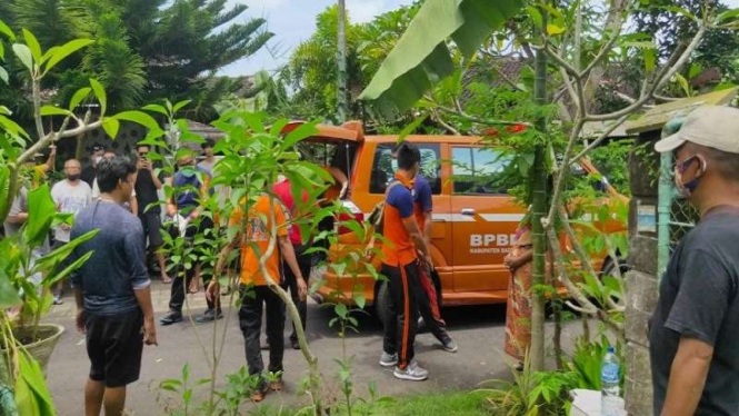 Proses evakuasi kerangka tubuh WNA asal Spanyol, di Kuta Selatan, Bali, 14/3