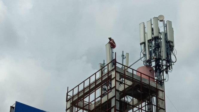Pemuda di Yogyakarta Nekat Panjat Tower dan Ancam Bunuh Diri Usai Lamarannya Dit
