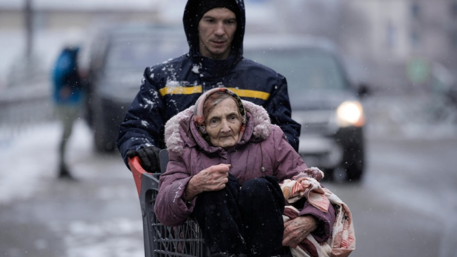 Banyak lansia yang tidak bisa meninggalkan Ukraina dengan anak mereka ingin menetap dan menjaga mereka. (AP:Â Vadim Ghirda)