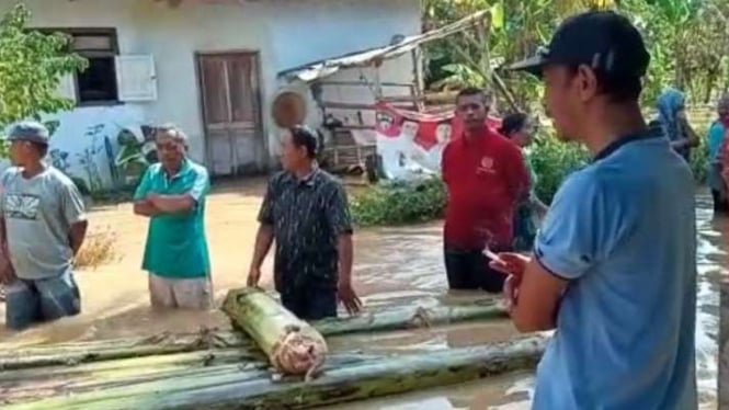 Banjir masih menggenangi rumah warga di Kecamatan Sumberbaru, Kabupaten Jember, Jawa Timur, Selasa, 15 Maret 2022.