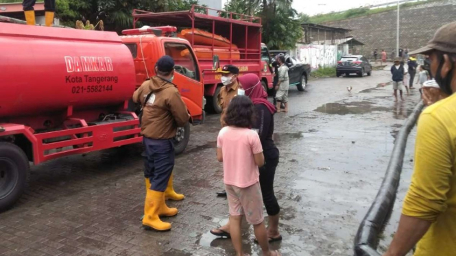 Penyedotan air banjir di Tangerang.