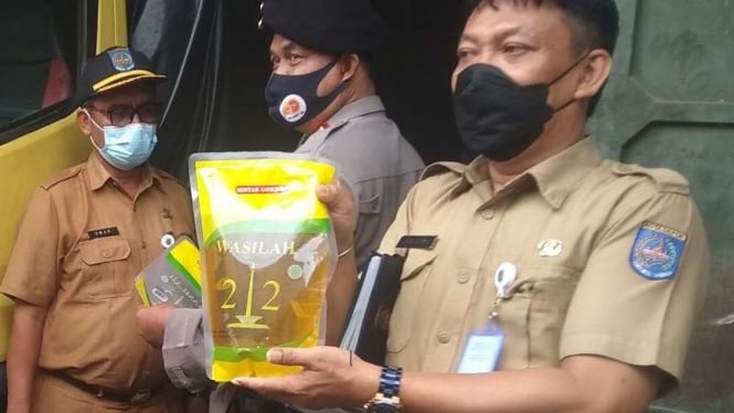 Polisi menyegel pabrik minyak goreng kemas ulang dengan label Wasilah 212